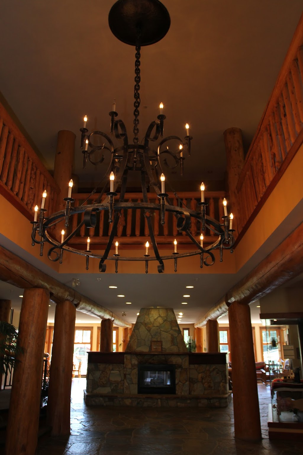 Snow Creek Lodge & Cabins | 5258 Highline Dr, Fernie, BC V0B 1M0, Canada | Phone: (250) 423-7669