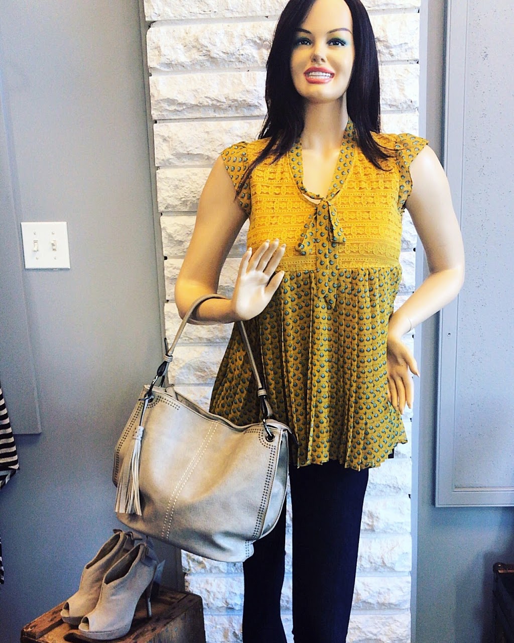Rina’s Closet | 600 Memorial Drive unit A and B, Winkler, MB R6W 0M6, Canada | Phone: (204) 325-1222