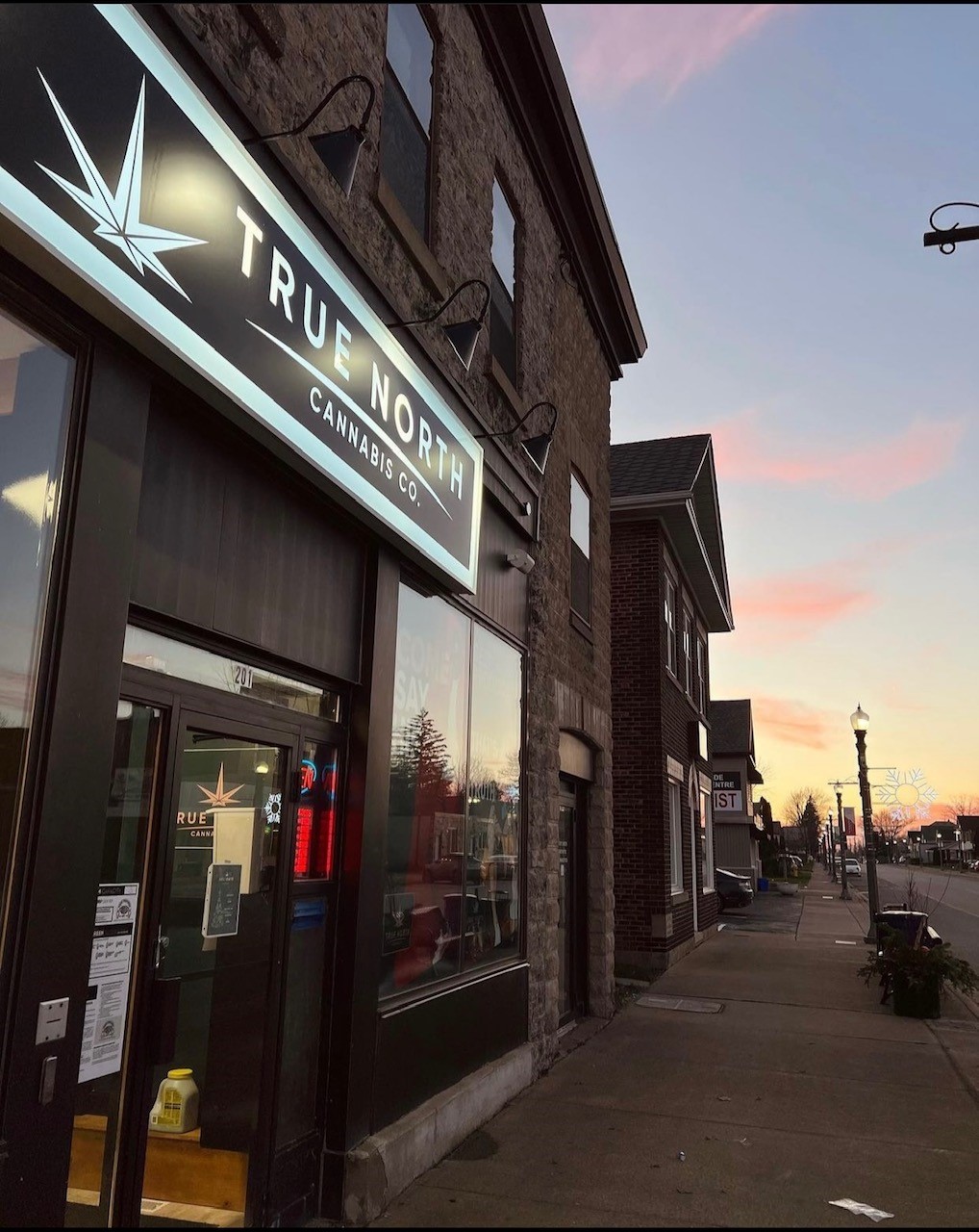 True North Cannabis Co - Fort Erie Dispensary | 201 Jarvis St, Fort Erie, ON L2A 2S7, Canada | Phone: (905) 994-1414