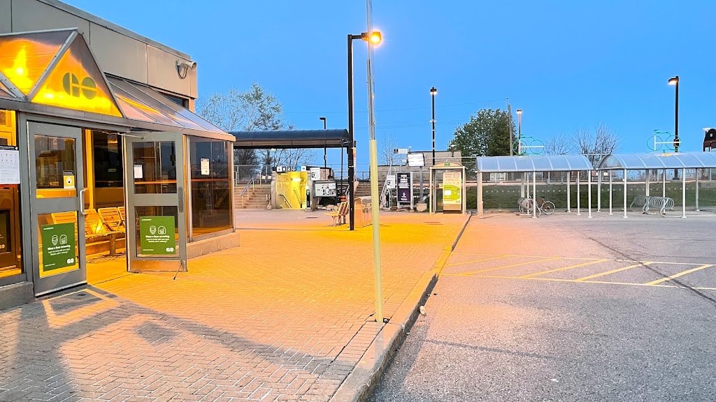 Rouge Hill GO Train Station Ticket Building | 6251 Lawrence Ave E, Scarborough, ON M1C 5G4, Canada | Phone: (416) 869-3200