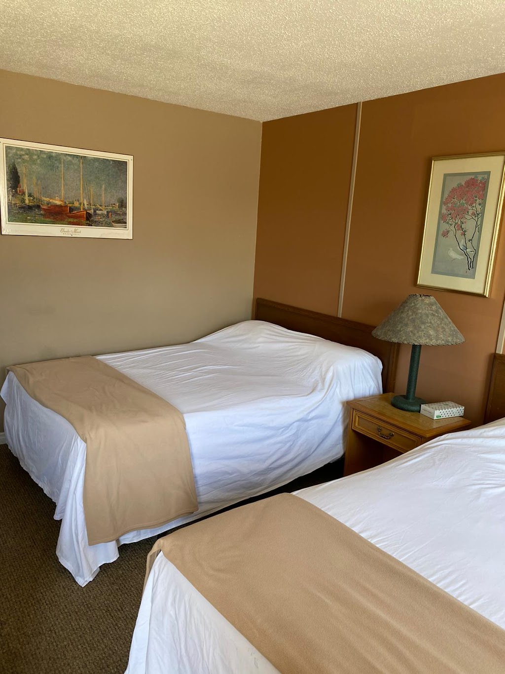 Ashern Motor Hotel | 25 Railway Ave, Ashern, MB R0C 0E0, Canada | Phone: (204) 768-2228