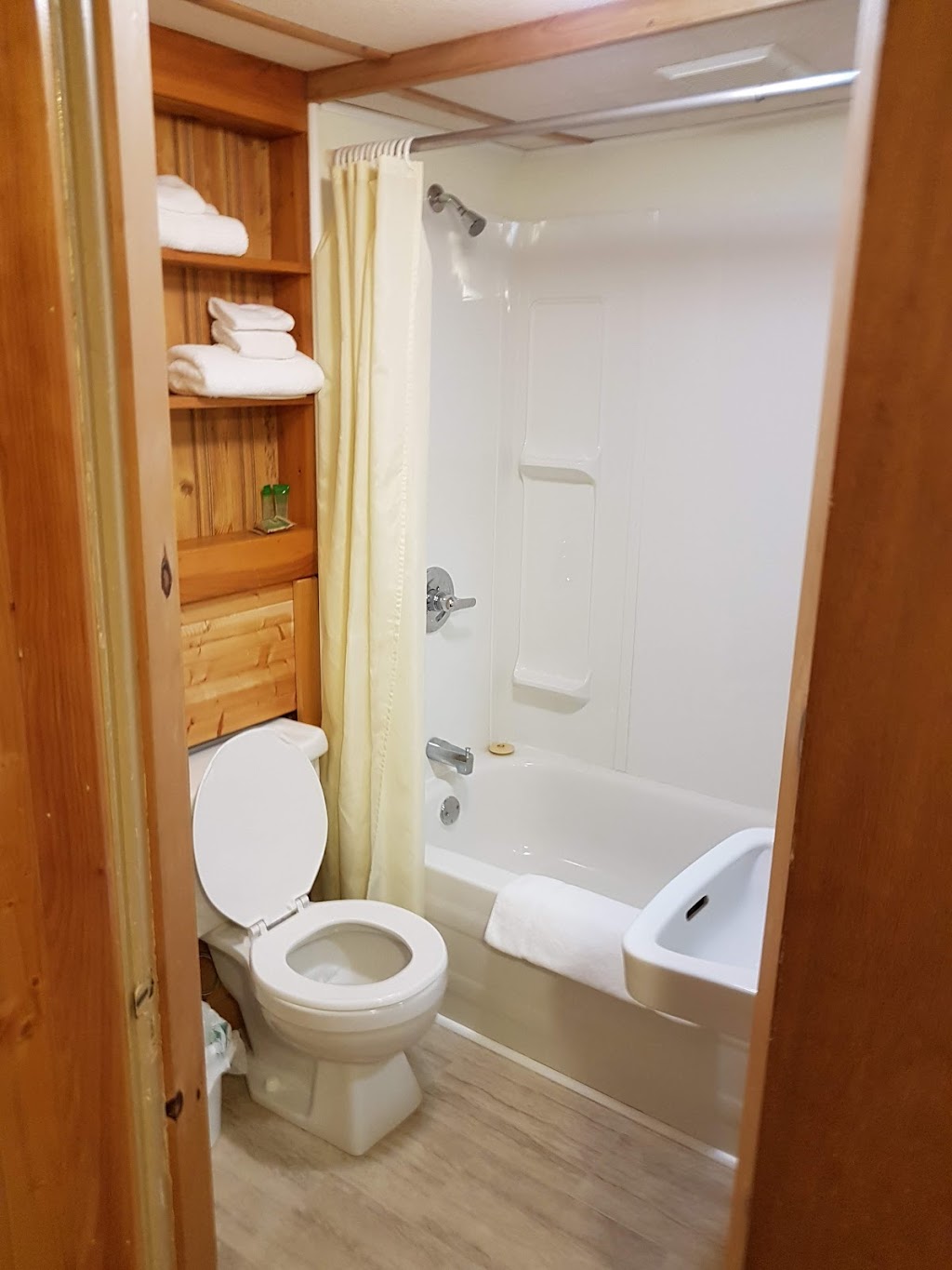 MacKenzies Motel Cottages & Luxury Suites | 260 Water St, Shelburne, NS B0T 1W0, Canada | Phone: (866) 875-0740