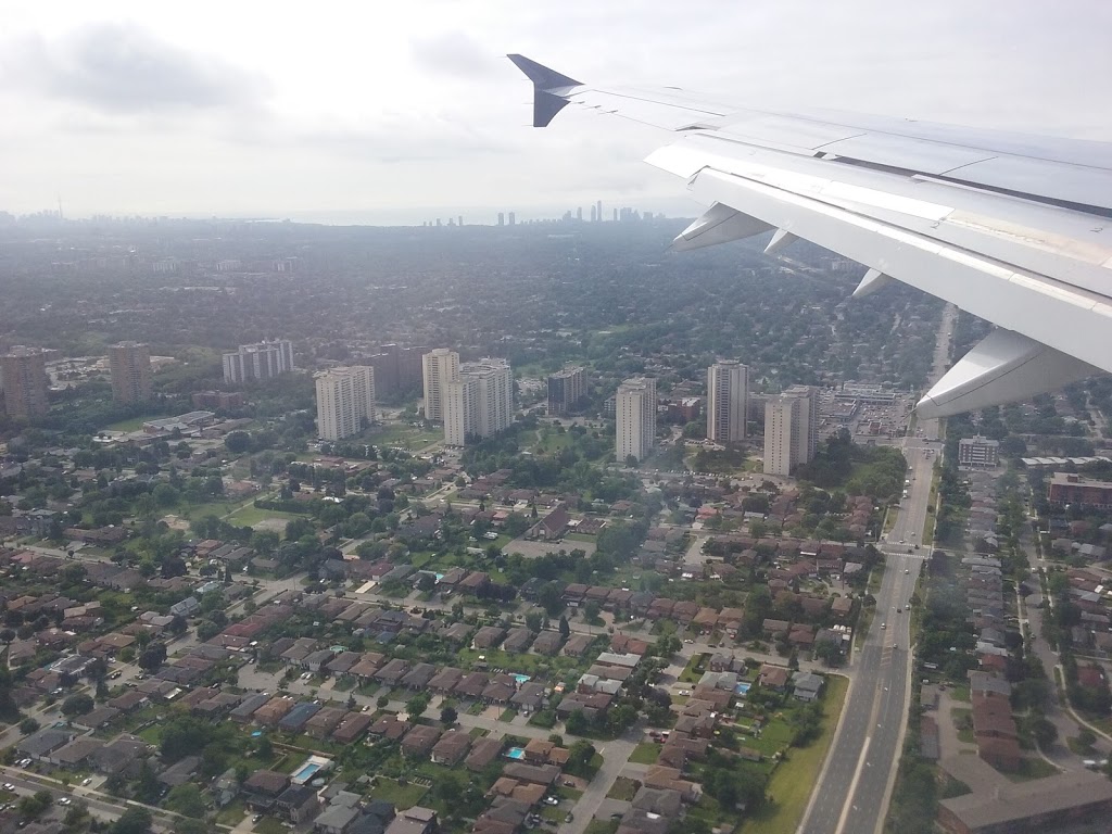 Toronto Pearson International Airport Value Station South lot -  | 6135 Airport Rd, Mississauga, ON L4V 1E3, Canada