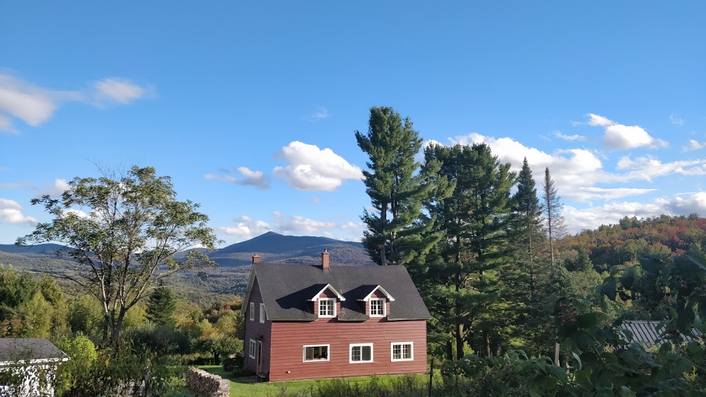 Auberge du Renouveau | 2311 Chemin Scenic, Sutton, QC J0E 2K0, Canada | Phone: (450) 538-8399