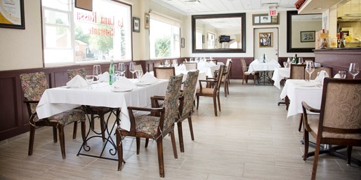 La Luna Rossa Ristorante | 2404-C Edmonton Trail, Calgary, AB T2E 3M8, Canada | Phone: (403) 452-3080