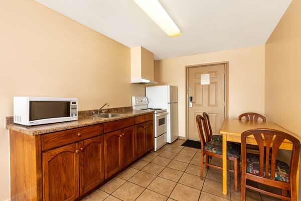 Ramada by Wyndham Coquitlam | 631 Lougheed Hwy, Coquitlam, BC V3K 3S5, Canada | Phone: (604) 931-4433