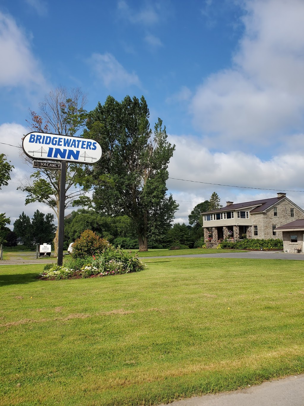 Bridgewaters Inn | 2702 County Rd 2, Johnstown, ON K0E 1T1, Canada | Phone: (613) 925-3076