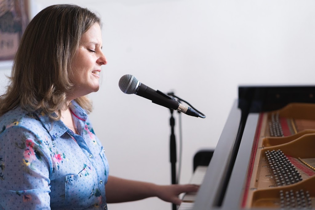 Julie Goupil - Chanteuse et professeur de chant | Rue Sylvain, Beloeil, QC J3G 6B1, Canada | Phone: (450) 779-5295