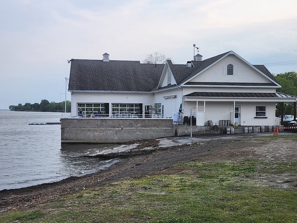 Le Sandbar | 260 Avenue de Venise O, Venise-en-Québec, QC J0J 2K0, Canada | Phone: (450) 529-0355