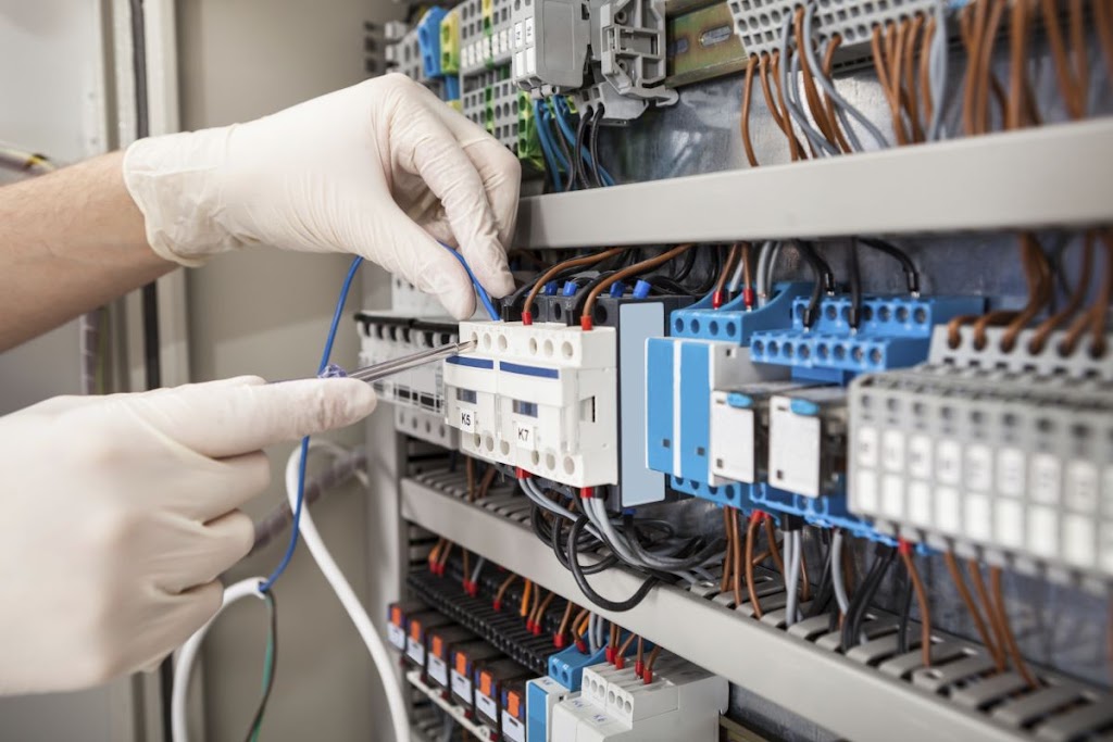 E K Electrik Inc. | 1631 Chem. Parc Industriel, Roberval, QC G8H 2M9, Canada | Phone: (418) 275-1400