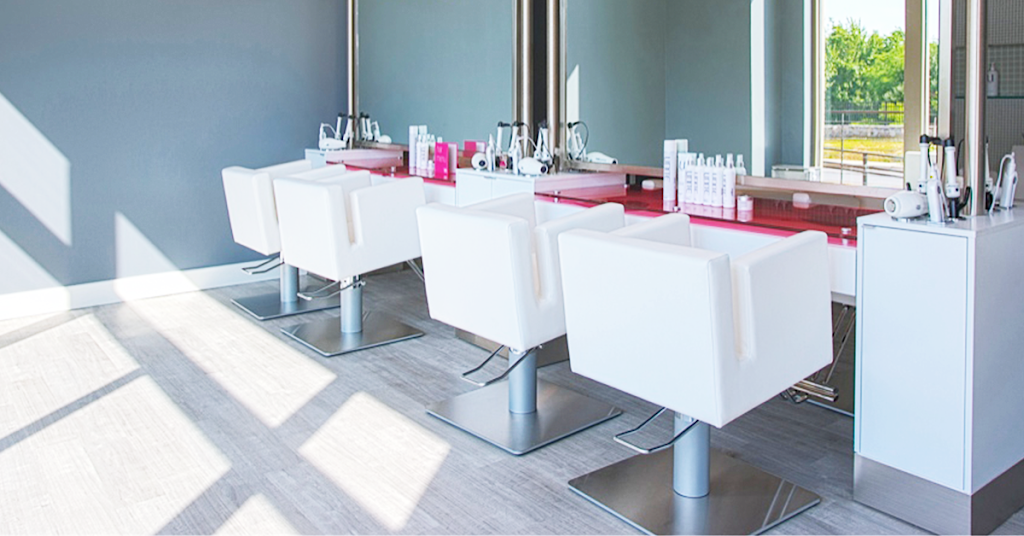 Blo Blow Dry Bar | 571 Lakeshore Rd E, Mississauga, ON L5G 1H9, Canada | Phone: (905) 274-2263