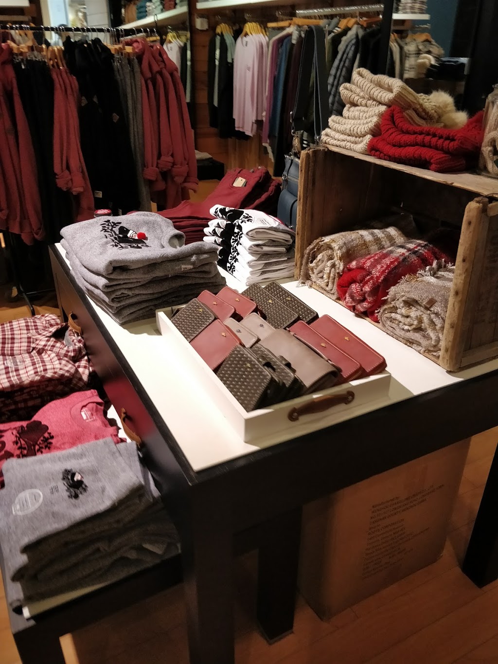 Roots | 1200 St Laurent Blvd, Ottawa, ON K1K 3B8, Canada | Phone: (613) 288-1492