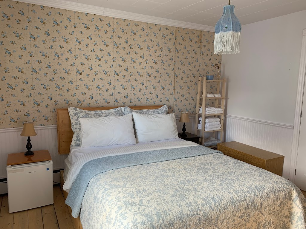 Maison Charles Edmond | 54 Rue Principale, Grandes-Bergeronnes, QC G0T 1G0, Canada | Phone: (418) 955-1264