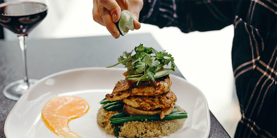 Moxies Grill & Bar | 509 Bayfield St N51, Barrie, ON L4M 4Z8, Canada | Phone: (705) 733-5252