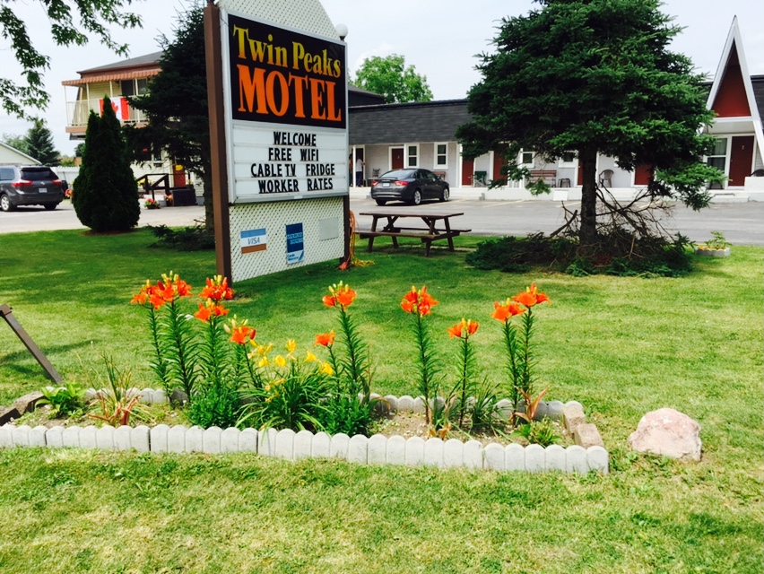 Twin Peaks Motel Napanee | 353 Dundas St W, Napanee, ON K7R 2B5, Canada | Phone: (613) 354-4066