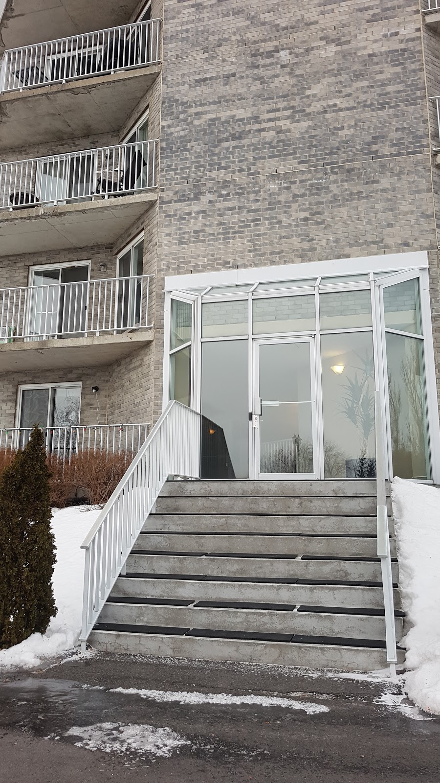 Le 60 St-Francois Xavier | 60 Chemin Saint-François-Xavier, Candiac, QC J5R 5V4, Canada | Phone: (450) 845-1722