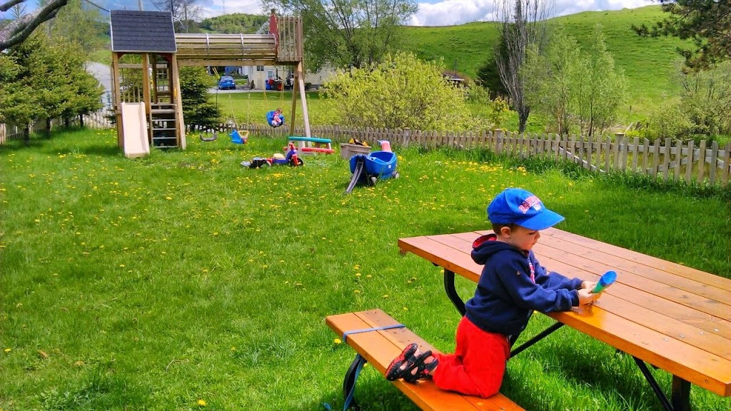 Service De Garde Les Petits Hiboux Du Lac | 926 Rue du Lac, Marbleton, QC J0B 2L0, Canada | Phone: (819) 887-1148