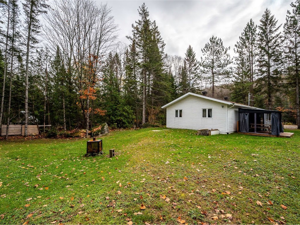 Chalet Au P’tit Bonheur | 2040 Chem. Gémont, Saint-Adolphe-dHoward, QC J0T 2B0, Canada | Phone: (514) 718-4623