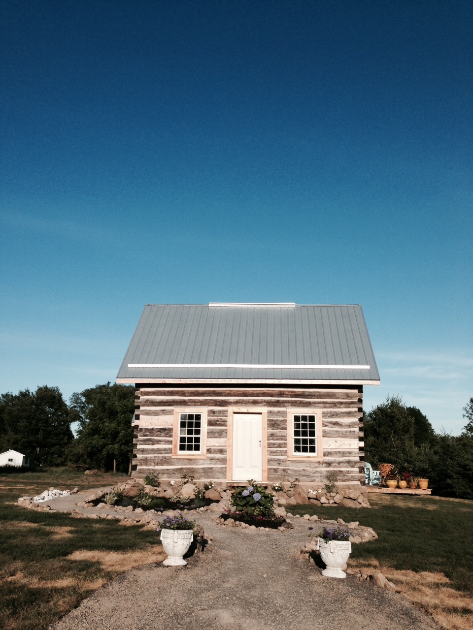 Angelines Inn | 433 Bloomfield Main St, Bloomfield, ON K0K 1G0, Canada | Phone: (613) 393-3301