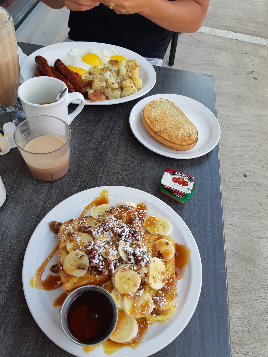 Reds pancakes to cupcakes | 2223 Hamilton Rd, Trenton, ON K8V 5P8, Canada | Phone: (613) 392-1733