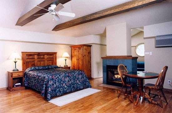 Breakers Motel on the Lake | 94 Green St, Cobourg, ON K9A 3W1, Canada | Phone: (905) 372-9231