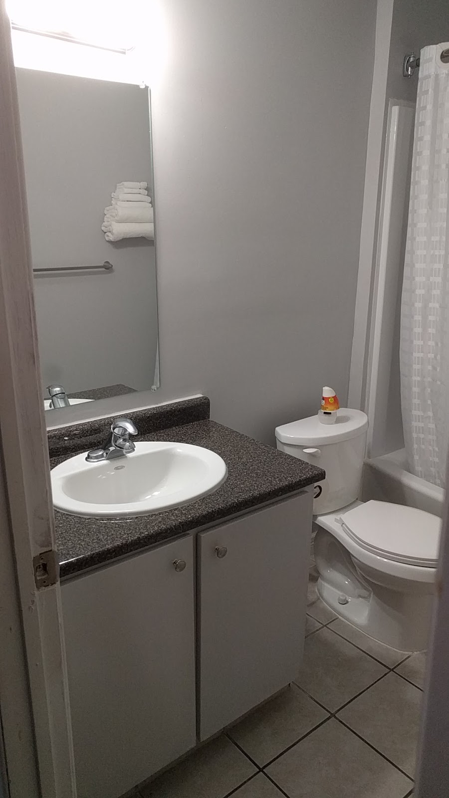 Lucien Motel | 134 Byron St N, Whitby, ON L1N 4M9, Canada | Phone: (905) 668-6870