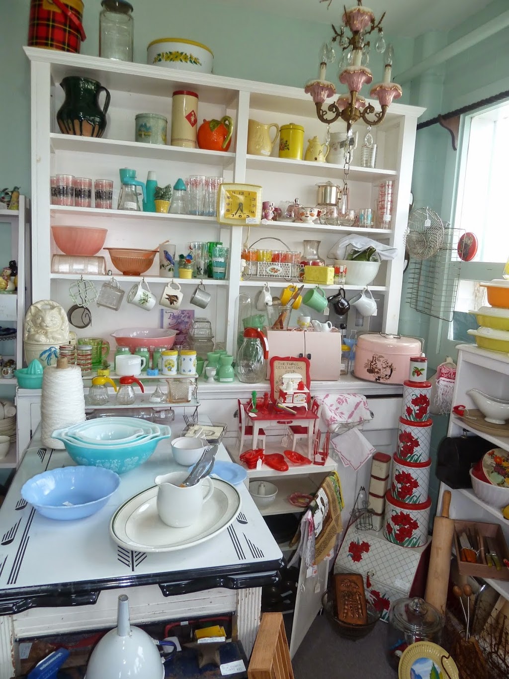 Lakeshore Antiques & Treasures | 855 Lakeshore Rd, Niagara-on-the-Lake, ON L0S 1J0, Canada | Phone: (905) 646-1965
