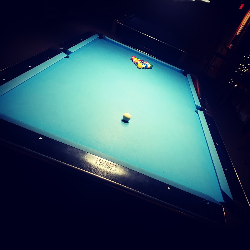 Bar Salon Billard De Cowansville | 423 Rue de la Rivière, Cowansville, QC J2K 1N4, Canada | Phone: (450) 263-3553