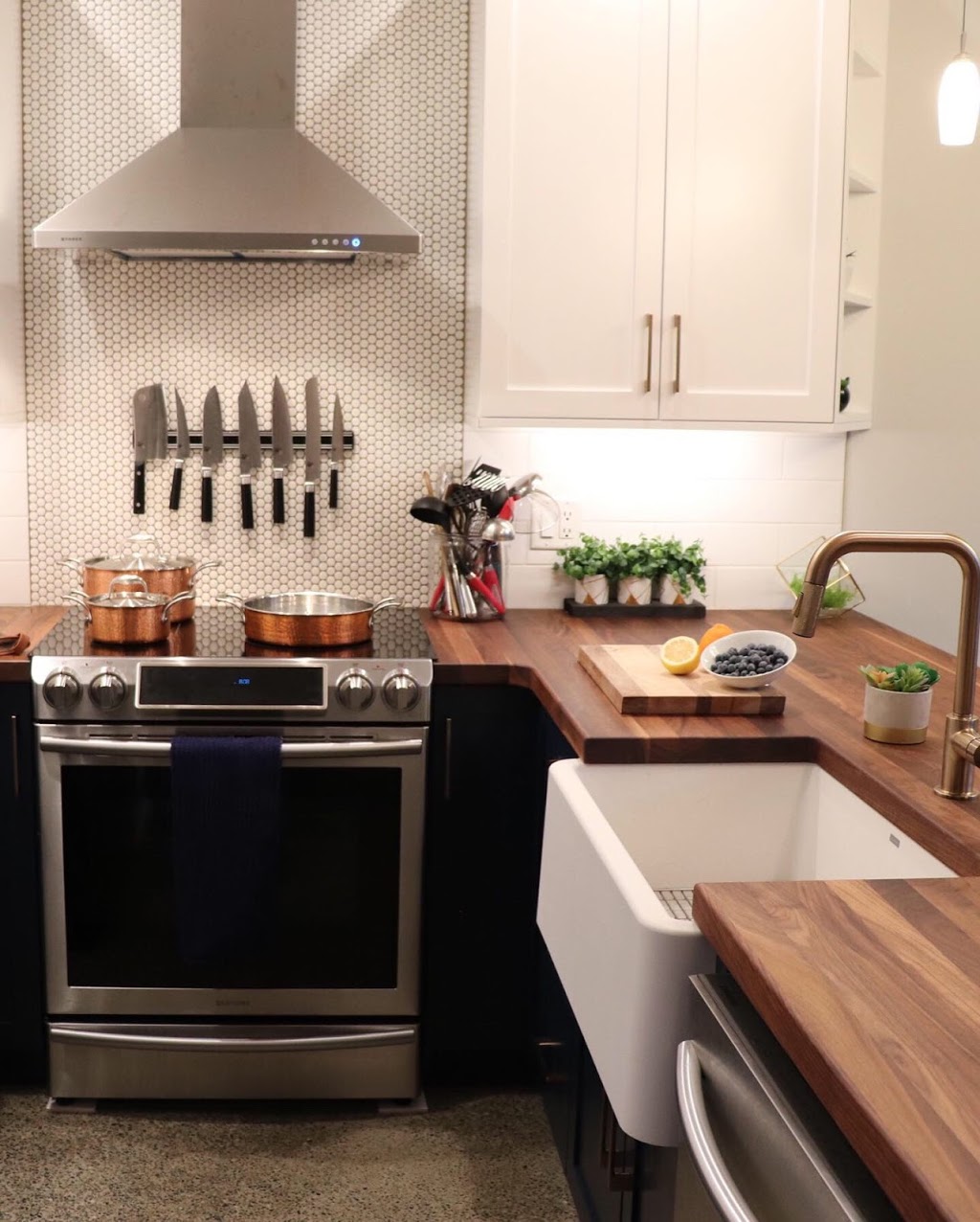 Silver Cedar Construction | 400 Sitkum Rd, Victoria, BC V9A 7G6, Canada | Phone: (250) 885-5488
