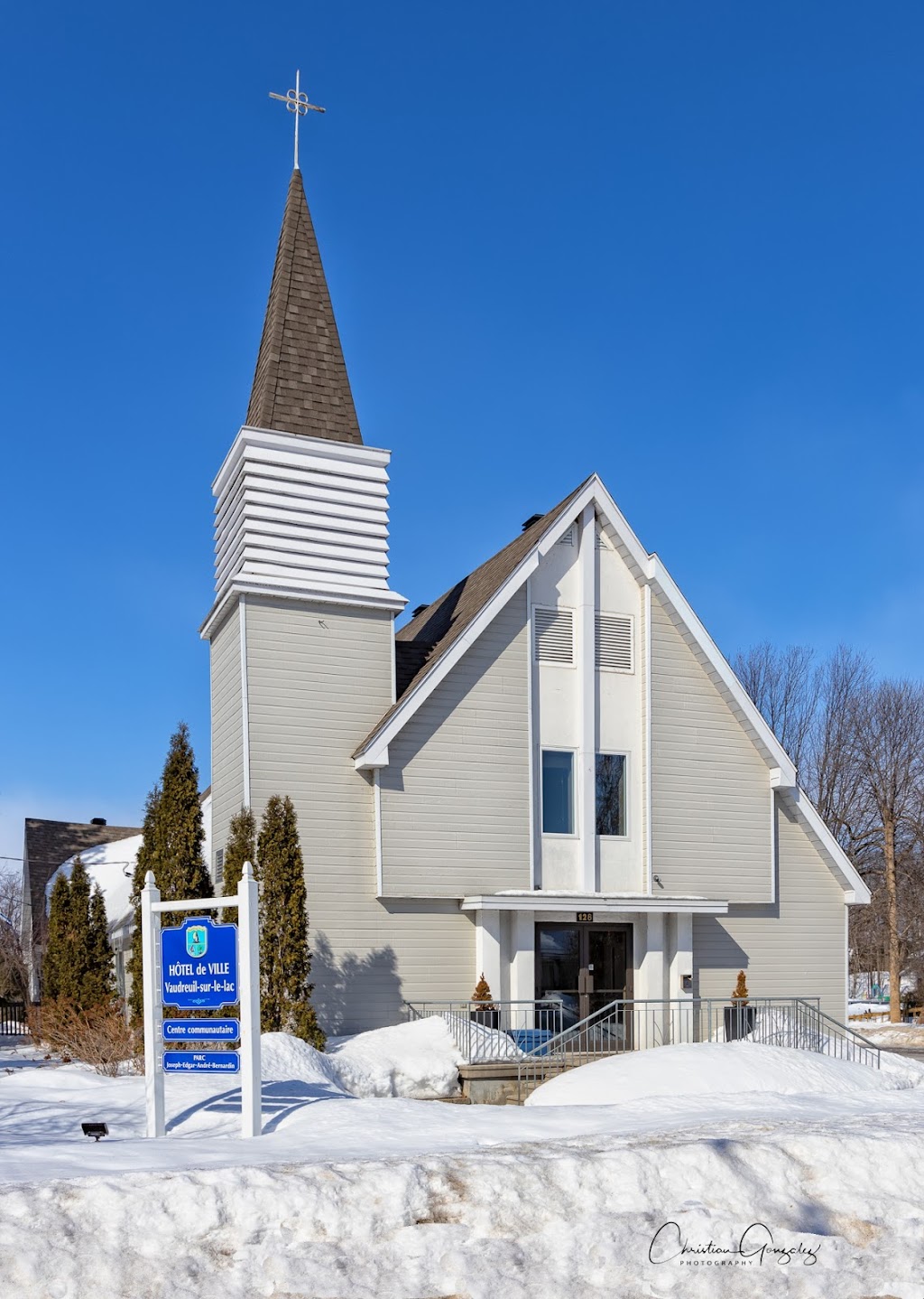 Hôtel de ville de Vaudreuil-Sur-Le-Lac | 44 Rue de lÉglise, Vaudreuil-sur-le-Lac, QC J7V 8P3, Canada | Phone: (450) 455-1133