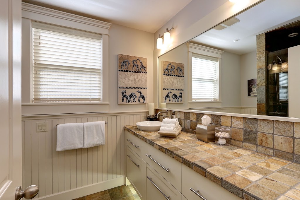Ogopogo Bed and Breakfast | 845 Manhattan Dr, Kelowna, BC V1Y 1H6, Canada | Phone: (250) 762-7624