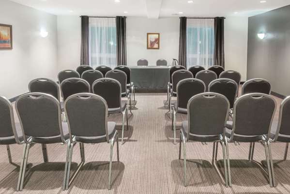 Super 8 by Wyndham Quebec City | 7286 Boulevard Wilfrid-Hamel, Québec, QC G2G 1C1, Canada | Phone: (418) 877-6888