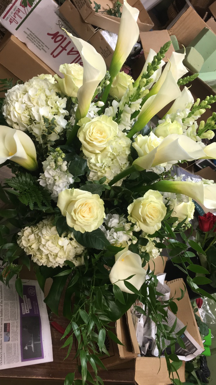 Applewood Village Florist | 1077 N Service Rd Unit #16, Mississauga, ON L4Y 1A6, Canada | Phone: (905) 279-7673