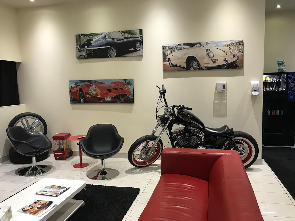 Automobiles Rennen | 3945 Grande Allée, Saint-Hubert, QC J4T 2V8, Canada | Phone: (450) 656-2222