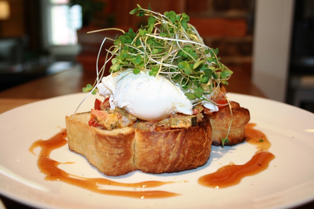 La Maison de ville - bed & bistro | 353 Rue Saint-Patrice Ouest, Magog, QC J1X 1W7, Canada | Phone: (819) 868-2417