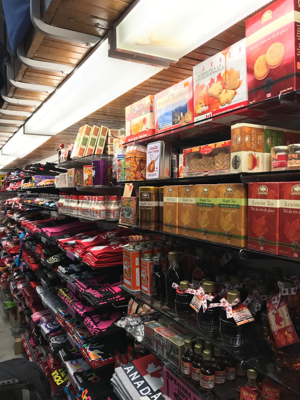 Souvenir du Québec | 344 Rue Notre-Dame Est, Montréal, QC H2Y 1C7, Canada | Phone: (514) 895-0746