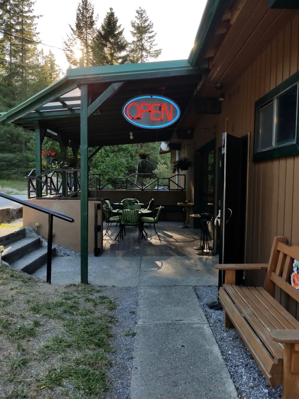 Texada Island Inn | 1108 Gillies Bay Rd, Van Anda, BC V0N 3K0, Canada | Phone: (604) 486-7711