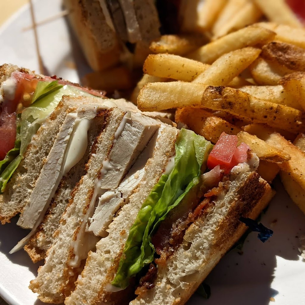 Spinnaker Cafe | 2417 Golf Course Dr #11, Blind Bay, BC V0E 1H2, Canada | Phone: (250) 675-2238