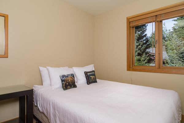 CEDAR HOLLOW by Holiday Whistler | 4701 Glacier Dr, Whistler, BC V0N 1B4, Canada | Phone: (604) 932-2038