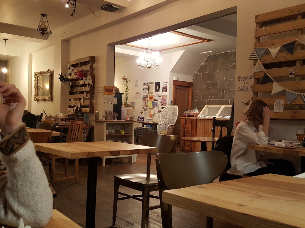 Coopérative Rond-Point, café autogéré | 3213 Rue Ontario E, Montréal, QC H1W 1P3, Canada | Phone: (438) 387-3778
