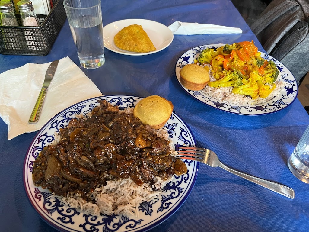 The Lions Den Cafe | 651 E 15th Ave, Vancouver, BC V5T 2R6, Canada | Phone: (604) 873-4555