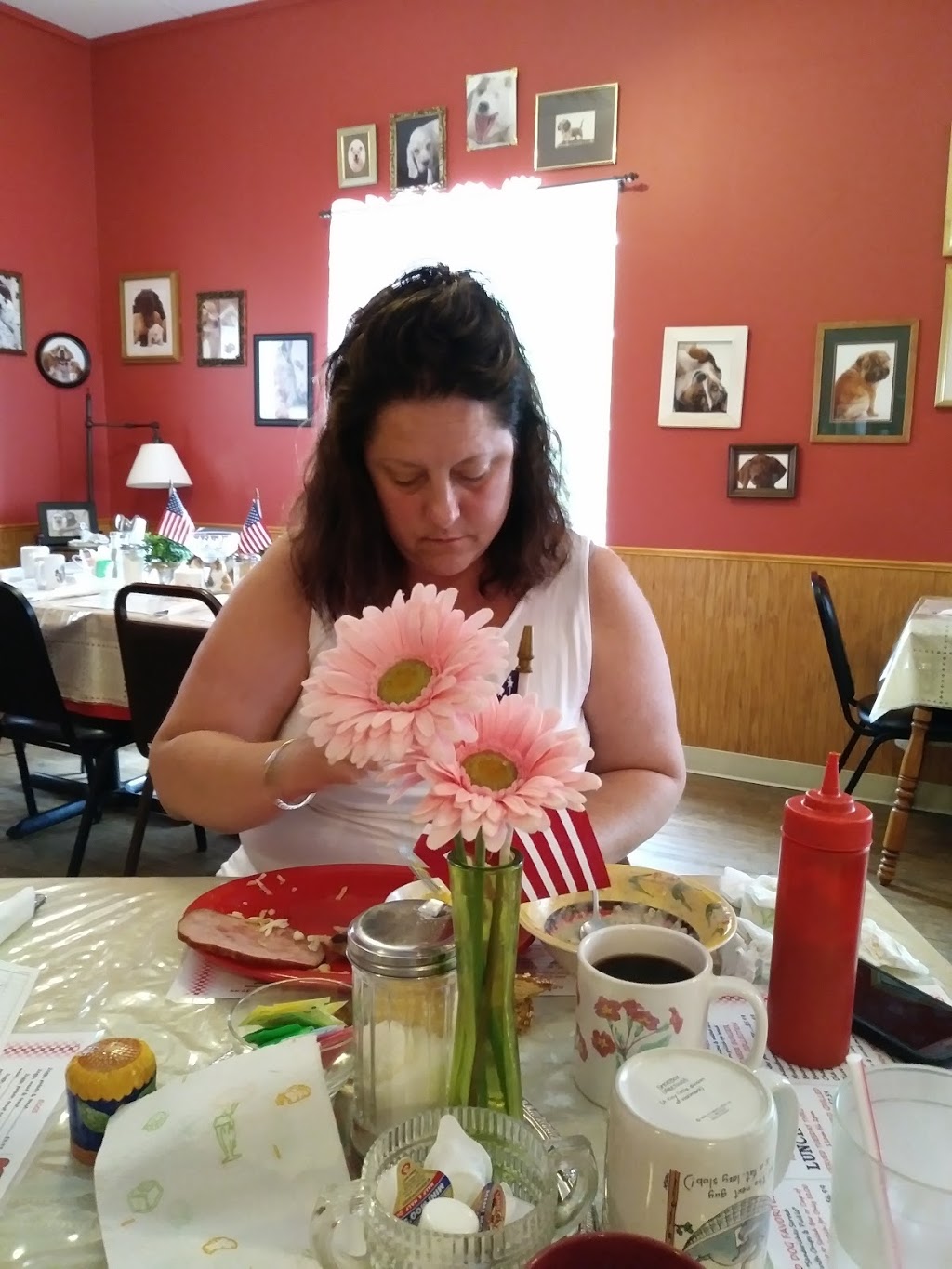 Red Dog Cafe | 208 S Main St, Yale, MI 48097, USA | Phone: (810) 387-9031