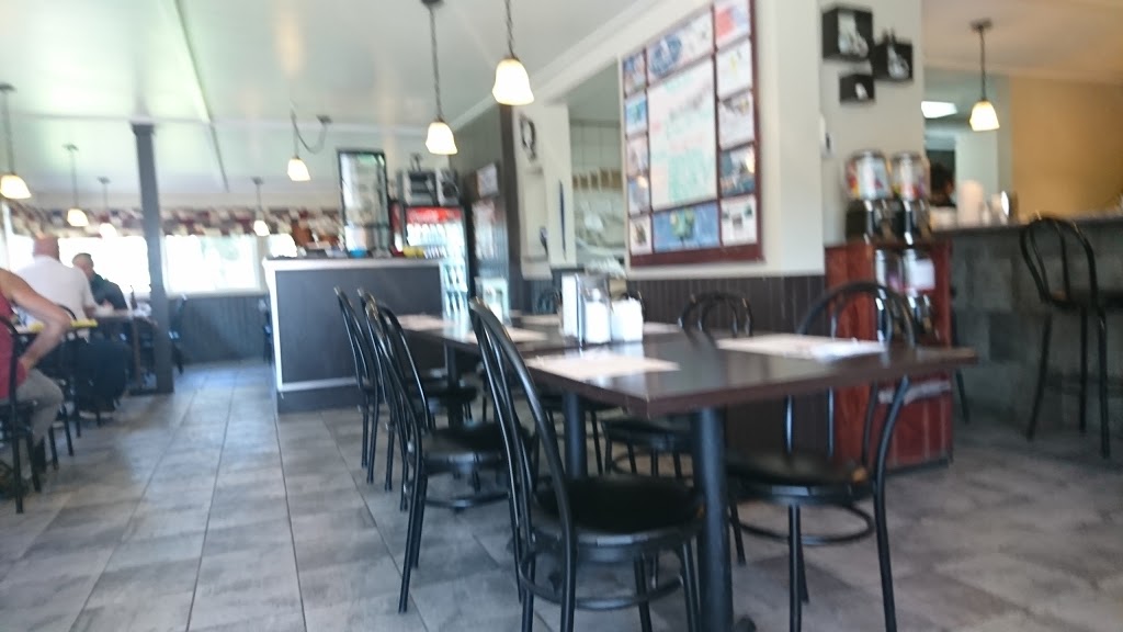 Resto Chez Bob | 168 Rue Angus N, East Angus, QC J0B 1R0, Canada | Phone: (819) 832-1313