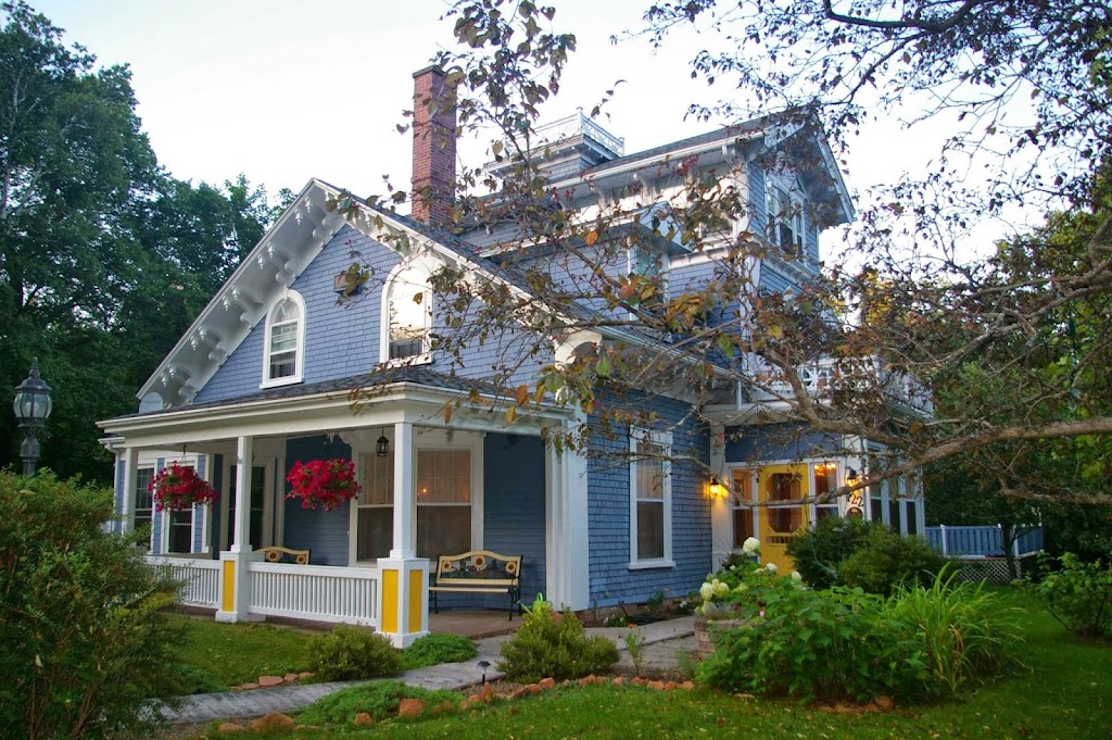 Dawson House Bed & Breakfast | 122 N River Rd, Charlottetown, PE C1A 3K8, Canada | Phone: (902) 628-3886