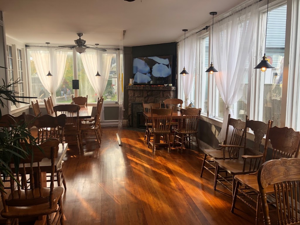 The Bobcaygeon Inn | 31 Main St, Bobcaygeon, ON K0M 1A0, Canada | Phone: (705) 738-5433