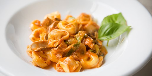 La Luna Rossa Ristorante | 2404-C Edmonton Trail, Calgary, AB T2E 3M8, Canada | Phone: (403) 452-3080