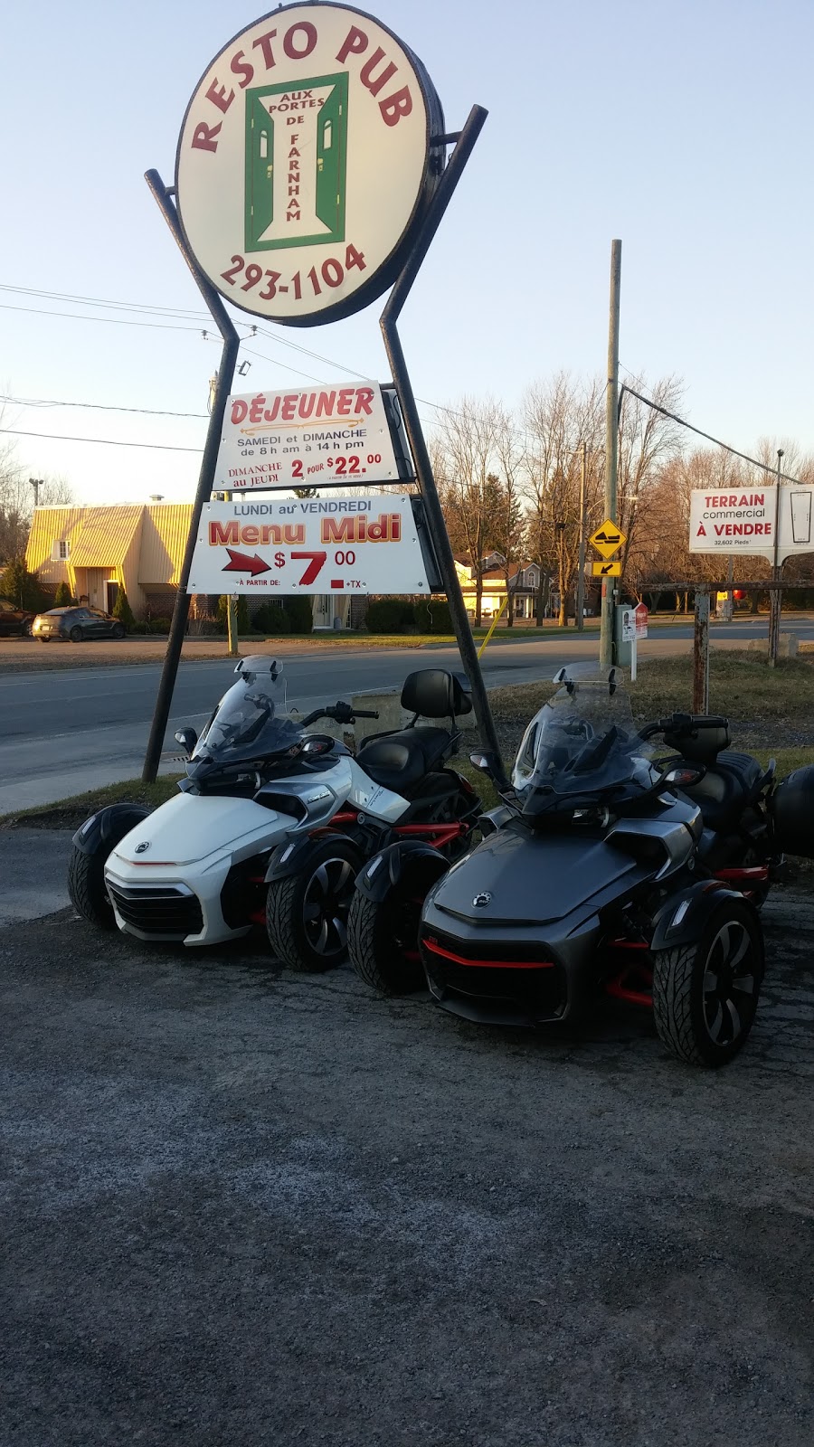 Aux Portes | 1221 Rue Saint-Paul, Farnham, QC J2N 2L2, Canada | Phone: (450) 293-1104