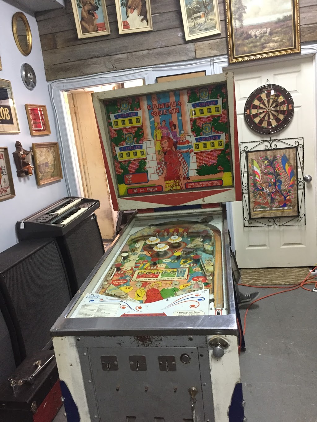 The White Whale | 4544 Queen St, Niagara Falls, ON L2E 6X5, Canada | Phone: (905) 321-1788