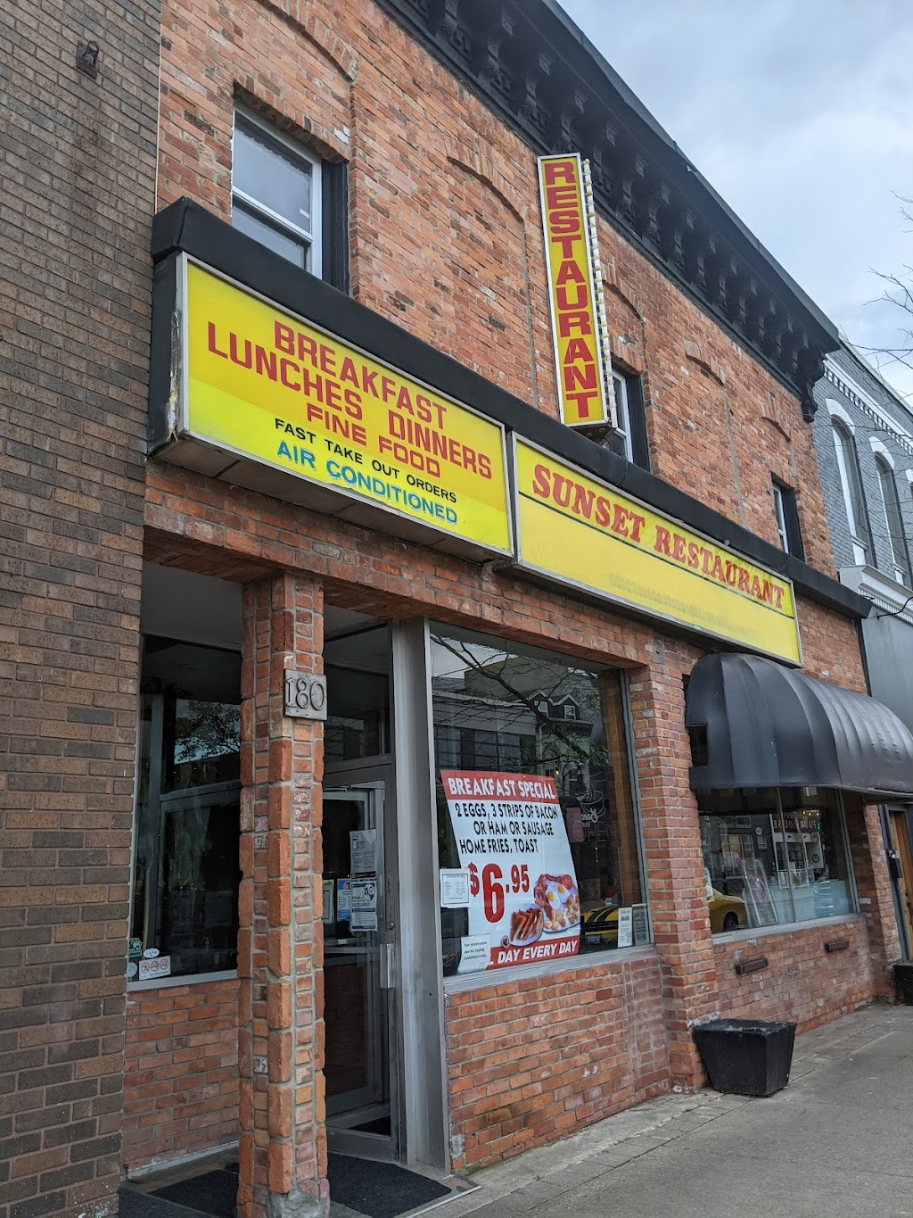 Sunset Restaurant | 180 St Paul St, St. Catharines, ON L2R 3M2, Canada | Phone: (905) 682-2287