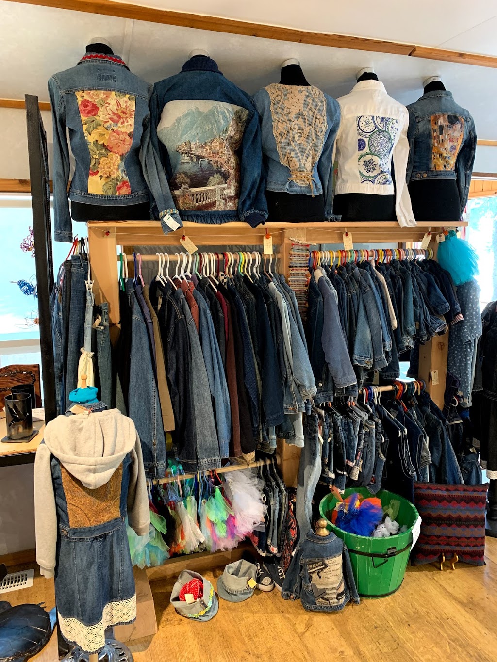 The Painted Moose | 12 Balsam Ave, Bragg Creek, AB T0L 0K0, Canada | Phone: (403) 880-1027